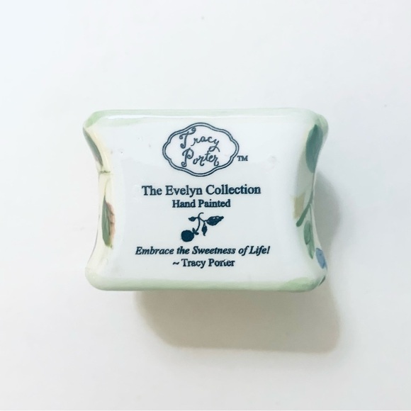 THE EVELYN COLLECTION by Tracy Porter
Hand Painted Napkin Ring Holders, set of 8 - Picture 3 of 4